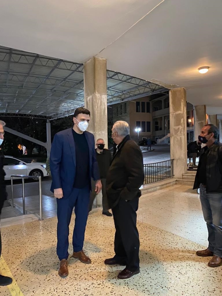 Φωτογραφίες: Επίσκεψη Κικίλια στο εφημερεύον νοσοκομείο «ΝΙΜΤΣ»