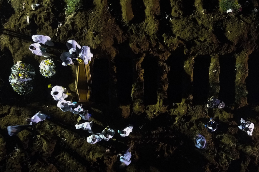 Κορωνοϊός - Βραζιλία: Η μεγαλύτερη γενοκτονία στην ιστορία της χώρας τα 300.000 θύματα 