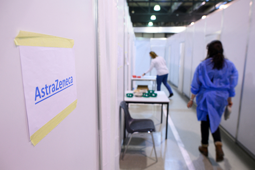 Τα «κρυμμένα» εμβόλια της Astra Zeneca και ο πόλεμος των εμβολίων στην Ευρώπη