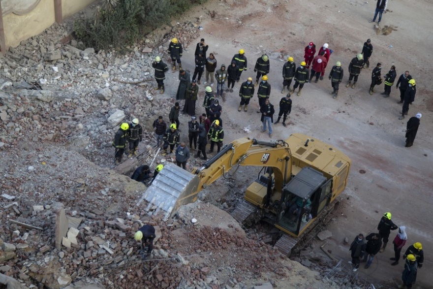 Αίγυπτος: Στους 16 έφτασαν οι νεκροί από την κατάρρευση δεκαώροφου κτιρίου στο Κάιρο