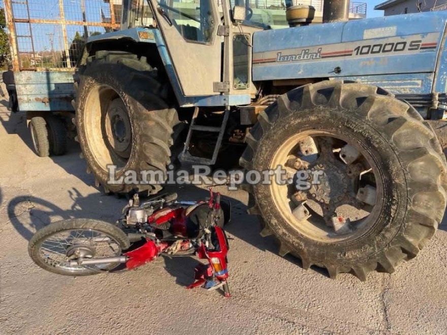 Λαμία: Μηχανάκι συγκρούστηκε με τρακτέρ - Σε κρίσιμη κατάσταση ο 19χρονος οδηγός του δικύκλου