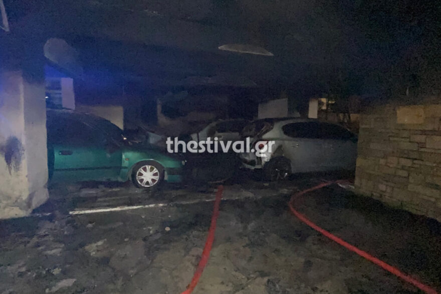 Φωτιά σε πυλωτή οικοδομής στην Καλαμαριά - Κάηκαν τρία αυτοκίνητα και πέντε μοτοσικλέτες