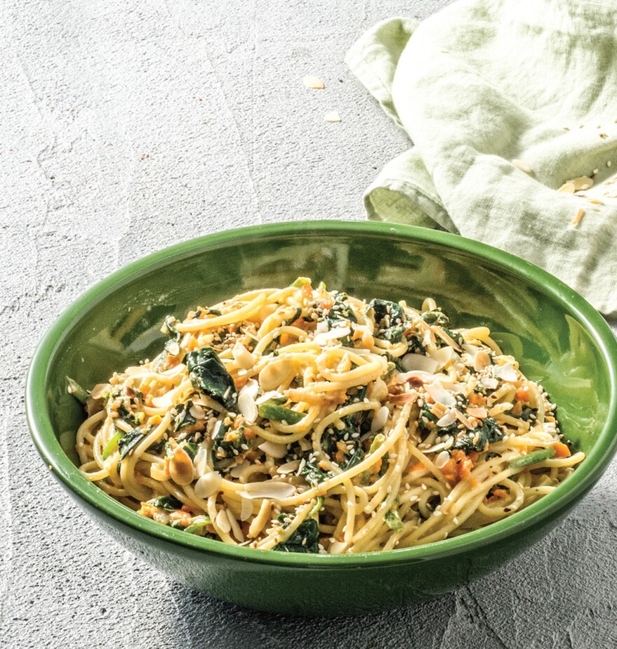 Η συνταγή της ημέρας: Μακαρονάδα με σπανάκι, ταχίνι και αμύγδαλα