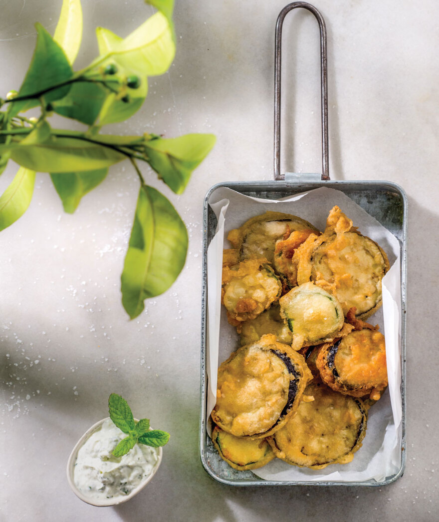 Σήμερα μαγειρεύουμε: Kολοκυθάκια και μελιτζάνες σε ανάλαφρο κουρκούτι με ντιπ φέτας