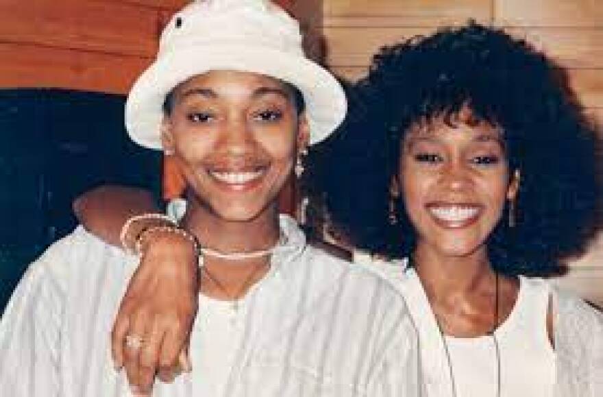 Ρόζι Ο’ Ντόνελ: Η Γουίτνει Χιούστον «συγκρούστηκε» με την σεξουαλικότητά της