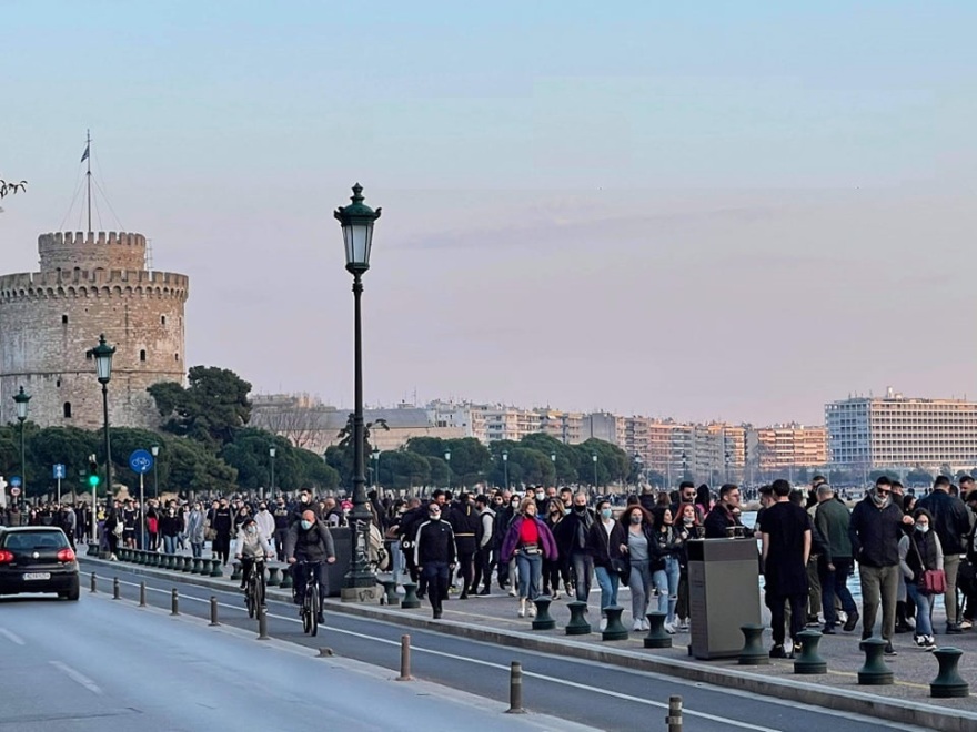 Θεσσαλονίκη: «Πατείς με πατώ σε» το απόγευμα στην Παραλία (Φωτογραφίες)