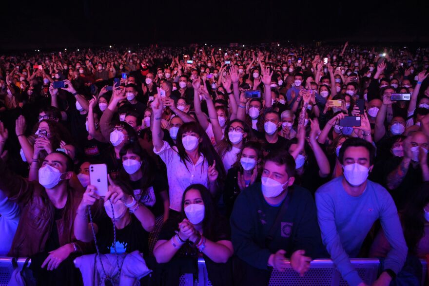 Κορωνοϊός - Ισπανία: Με μάσκες και αρνητικό τεστ, 5.000 άνθρωποι συμμετείχαν σε συναυλία στη Βαρκελώνη (βίντεο)