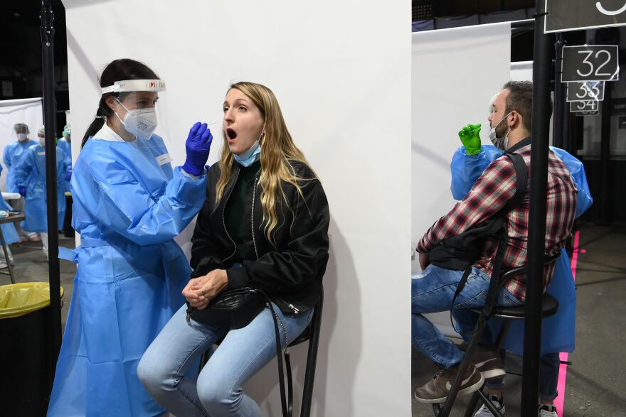 Κορωνοϊός - Ισπανία: Με μάσκες και αρνητικό τεστ, 5.000 άνθρωποι συμμετείχαν σε συναυλία στη Βαρκελώνη (βίντεο)