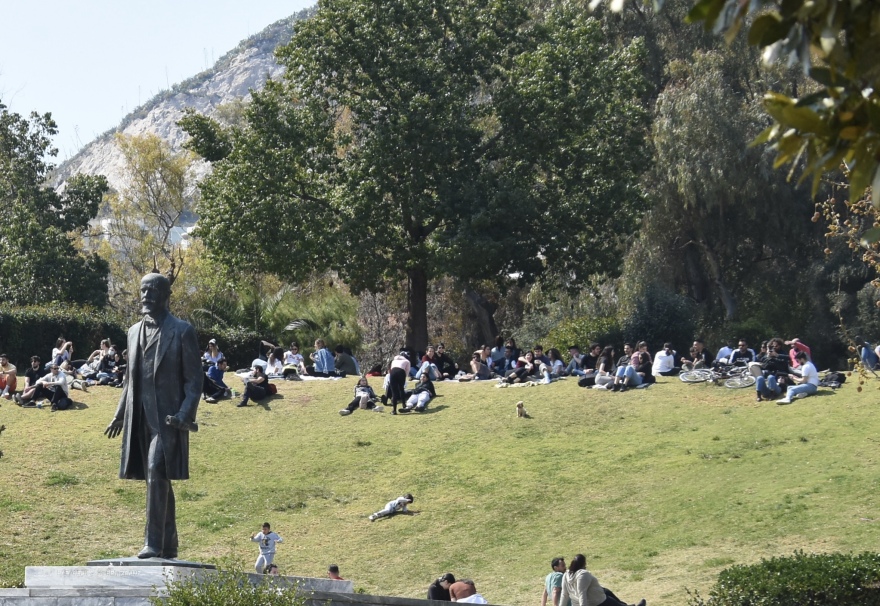 Lockdown: Εικόνες εποχών... προ κορωνοϊού στη Διονυσίου Αρεοπαγίτου - Για βόλτα οι Αθηναίοι στη «σκιά» της Ακρόπολης