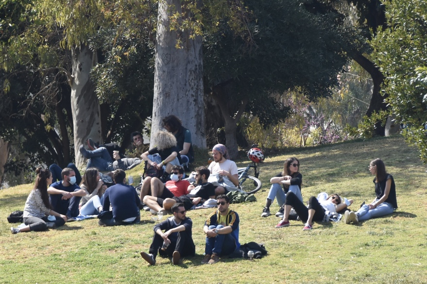 Lockdown: Εικόνες εποχών... προ κορωνοϊού στη Διονυσίου Αρεοπαγίτου - Για βόλτα οι Αθηναίοι στη «σκιά» της Ακρόπολης