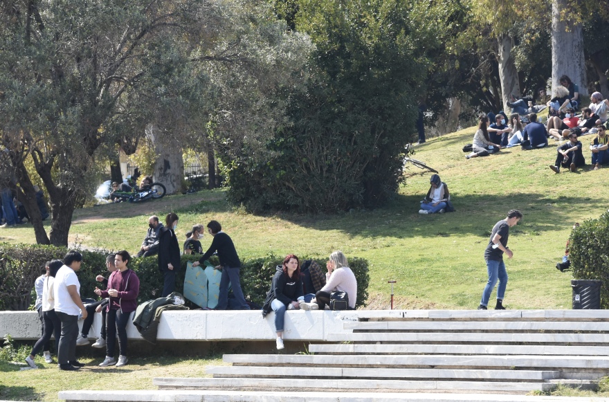 Lockdown: Εικόνες εποχών... προ κορωνοϊού στη Διονυσίου Αρεοπαγίτου - Για βόλτα οι Αθηναίοι στη «σκιά» της Ακρόπολης