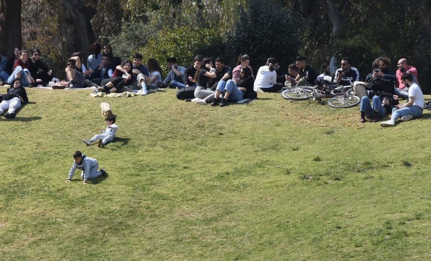 Lockdown: Εικόνες εποχών... προ κορωνοϊού στη Διονυσίου Αρεοπαγίτου - Για βόλτα οι Αθηναίοι στη «σκιά» της Ακρόπολης