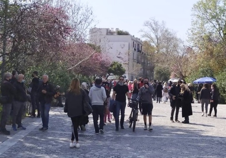 Lockdown: Εικόνες εποχών... προ κορωνοϊού στη Διονυσίου Αρεοπαγίτου - Για βόλτα οι Αθηναίοι στη «σκιά» της Ακρόπολης