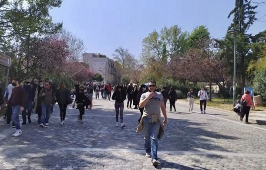 Lockdown: Εικόνες εποχών... προ κορωνοϊού στη Διονυσίου Αρεοπαγίτου - Για βόλτα οι Αθηναίοι στη «σκιά» της Ακρόπολης