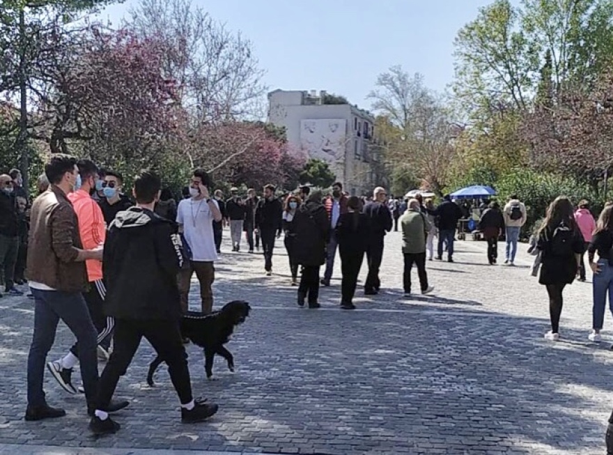 Lockdown: Εικόνες εποχών... προ κορωνοϊού στη Διονυσίου Αρεοπαγίτου - Για βόλτα οι Αθηναίοι στη «σκιά» της Ακρόπολης