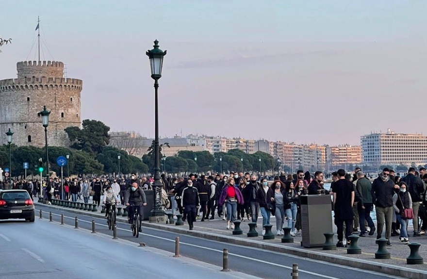 Θεσσαλονίκη: «Πατείς με πατώ σε» το απόγευμα στην Παραλία (Φωτογραφίες)