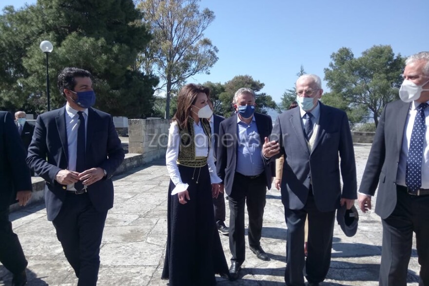 Γιάννα Αγγελοπούλου: Με κρητική φορεσιά στο μνημόσυνο των Βενιζέλων στα Χανιά