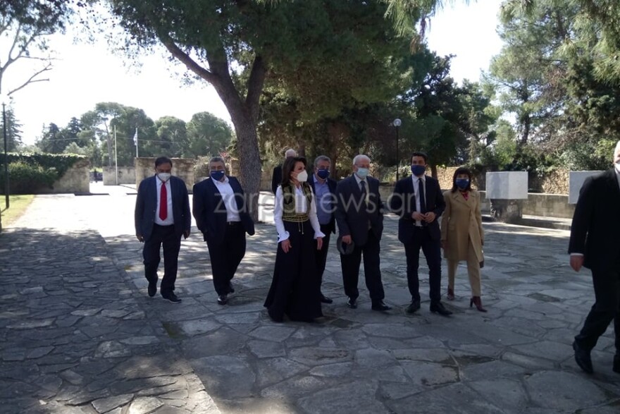 Γιάννα Αγγελοπούλου: Με κρητική φορεσιά στο μνημόσυνο των Βενιζέλων στα Χανιά