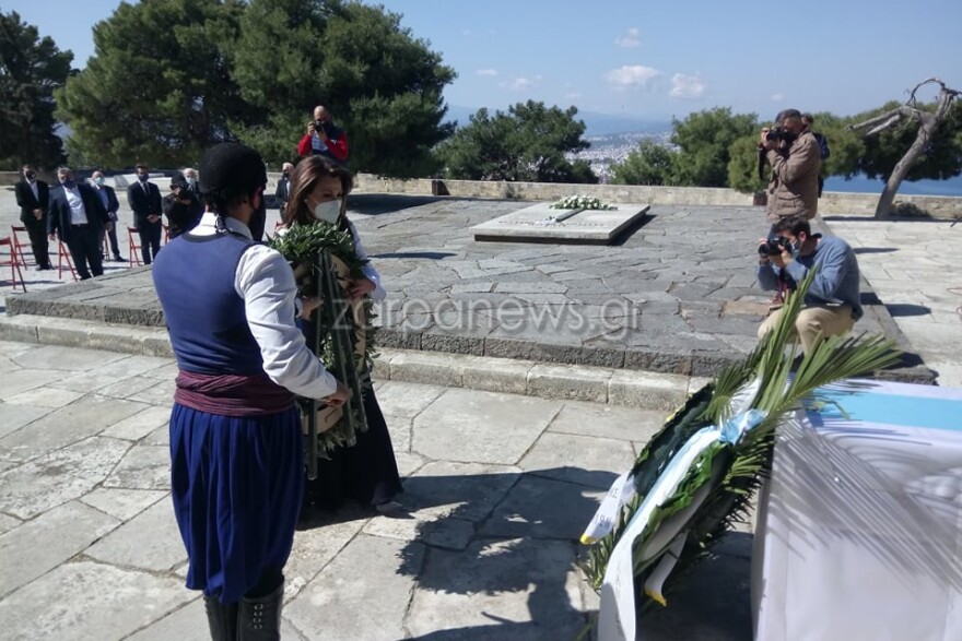 Γιάννα Αγγελοπούλου: Με κρητική φορεσιά στο μνημόσυνο των Βενιζέλων στα Χανιά