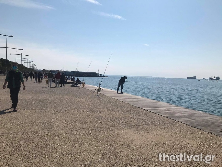 Βίντεο: Χιλιάδες Θεσσαλονικείς βγήκαν για βόλτα στη νέα παραλία