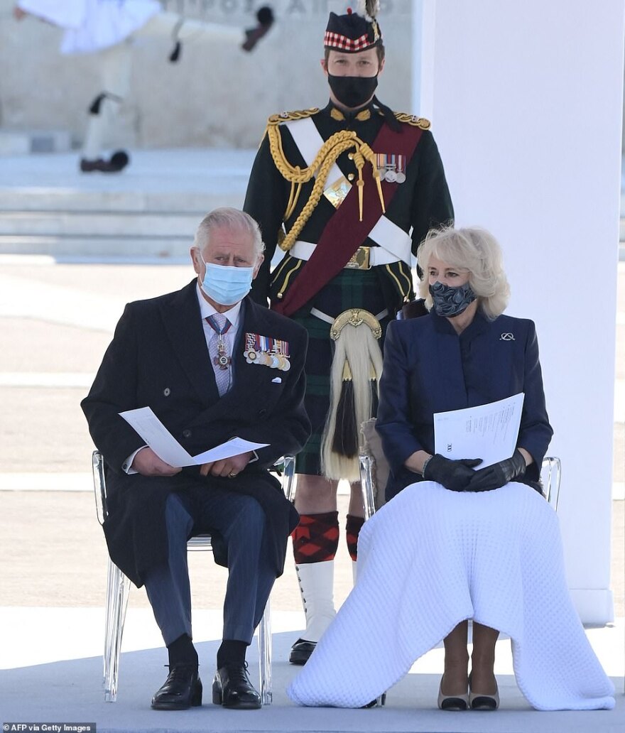 Τα φετίχ της επετείου: Από τον ντουλαμά της Γιάννας στη λευκή κουβέρτα της Καμίλα