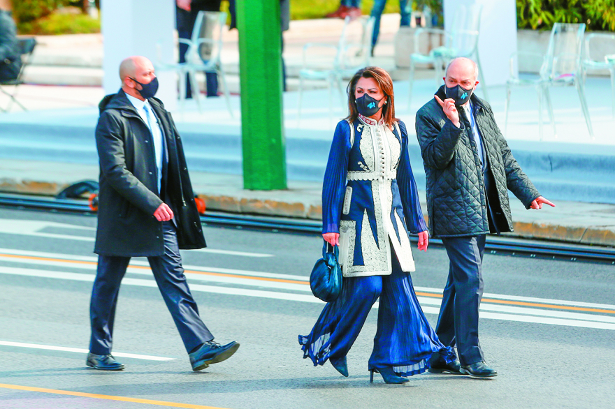 Τα φετίχ της επετείου: Από τον ντουλαμά της Γιάννας στη λευκή κουβέρτα της Καμίλα