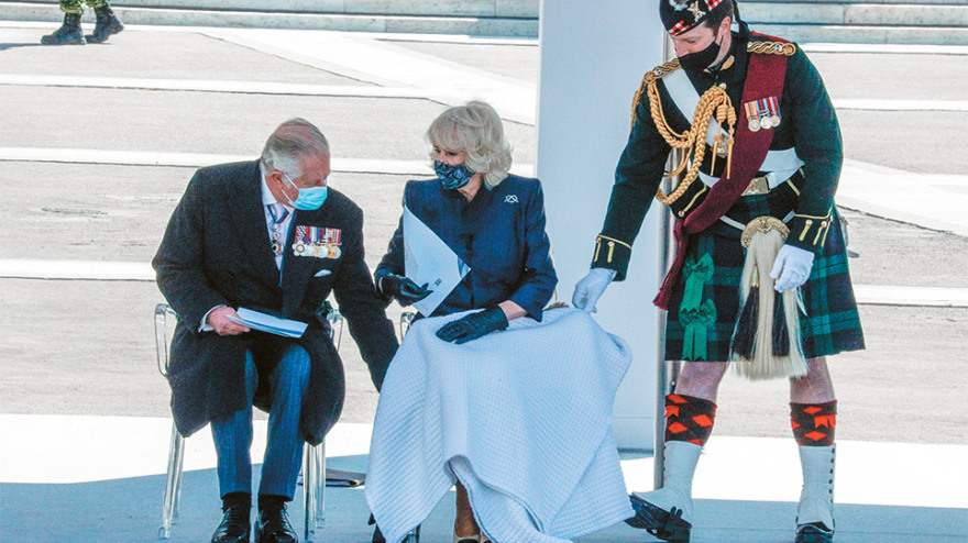 Τα φετίχ της επετείου: Από τον ντουλαμά της Γιάννας στη λευκή κουβέρτα της Καμίλα