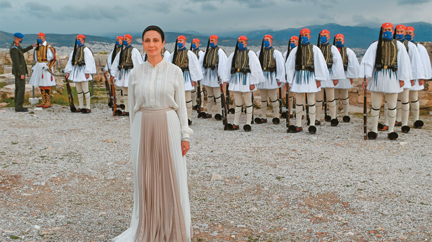 Τα φετίχ της επετείου: Από τον ντουλαμά της Γιάννας στη λευκή κουβέρτα της Καμίλα