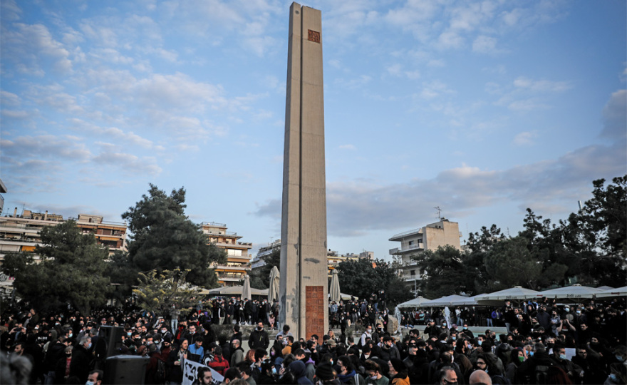 Νέα Σμύρνη: Ραγδαία αύξηση κρουσμάτων μετά τις συγκεντρώσεις και τα επεισόδια