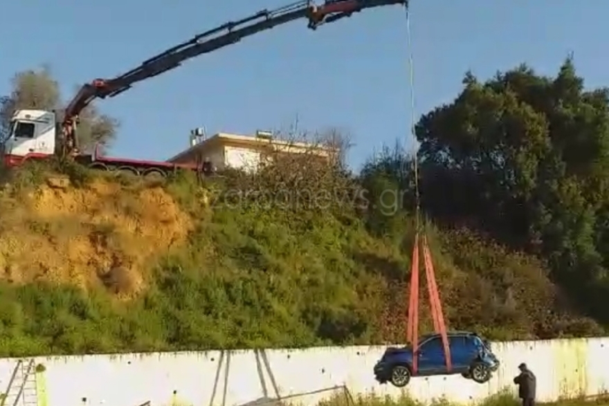 Τροχαίο στην Κρήτη: Αυτοκίνητο «καρφώθηκε»... στα δίχτυα γηπέδου 