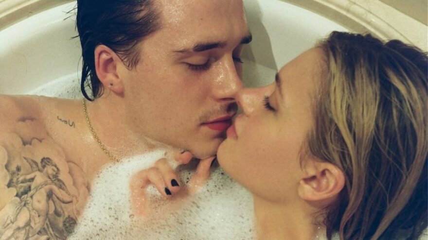 Μπρούκλυν Μπέκαμ: Αντάλλαξε με τη σύντροφο του μενταγιόν με...τους φρονιμίτες τους