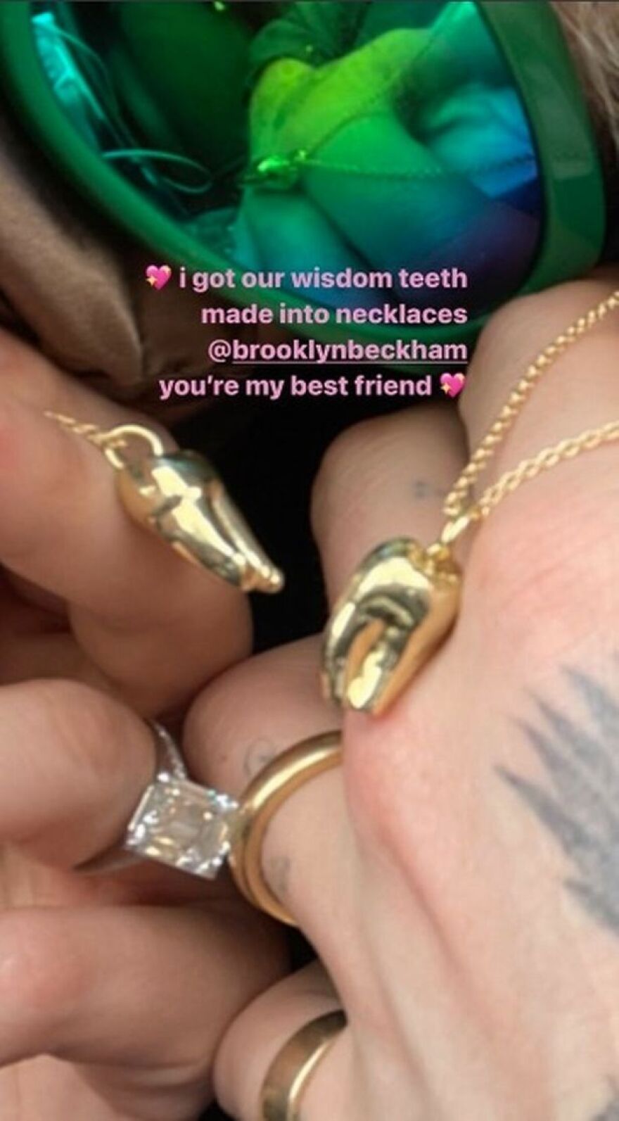 Μπρούκλυν Μπέκαμ: Αντάλλαξε με τη σύντροφο του μενταγιόν με...τους φρονιμίτες τους