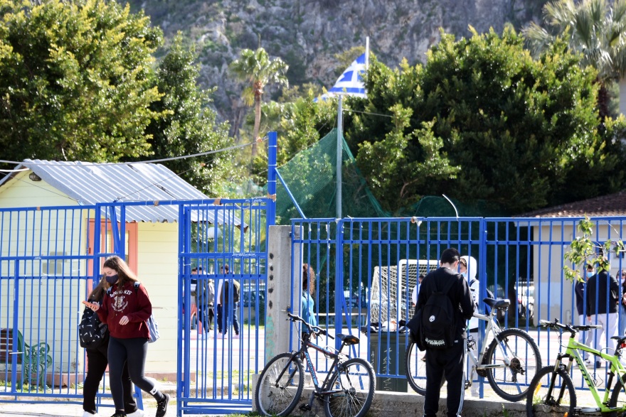 Lockdown: Χαλάρωση μέτρων από το Σάββατο - Τα σενάρια για λιανεμπόριο, σχολεία και μετακινήσεις