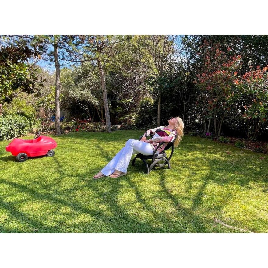 Eλένη Μενεγάκη: Την πήρε ο ύπνος στον κήπο του σπιτιού της - Φωτογραφίες