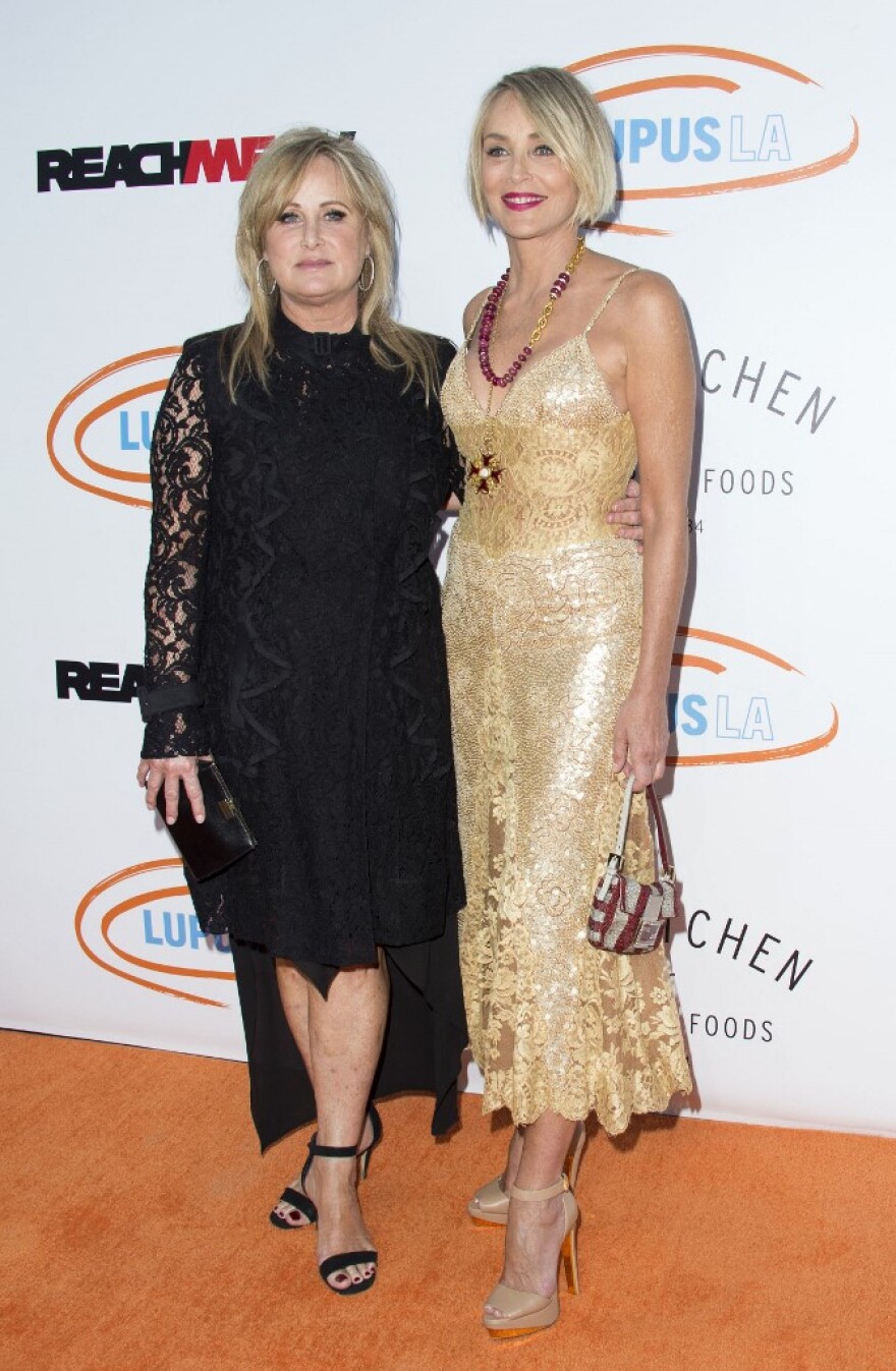 Σάρον Στόουν: Ο παππούς μου κακοποίησε εμένα και την αδερφή μου - Μας «κλείδωσε» μαζί του η γιαγιά μου