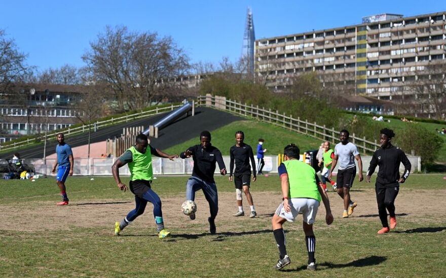 Κορωνοϊός - Βρετανία: Στο 55% η ανοσία - Ο καλός καιρός έστειλε τον κόσμο στα πάρκα και τις παραλίες