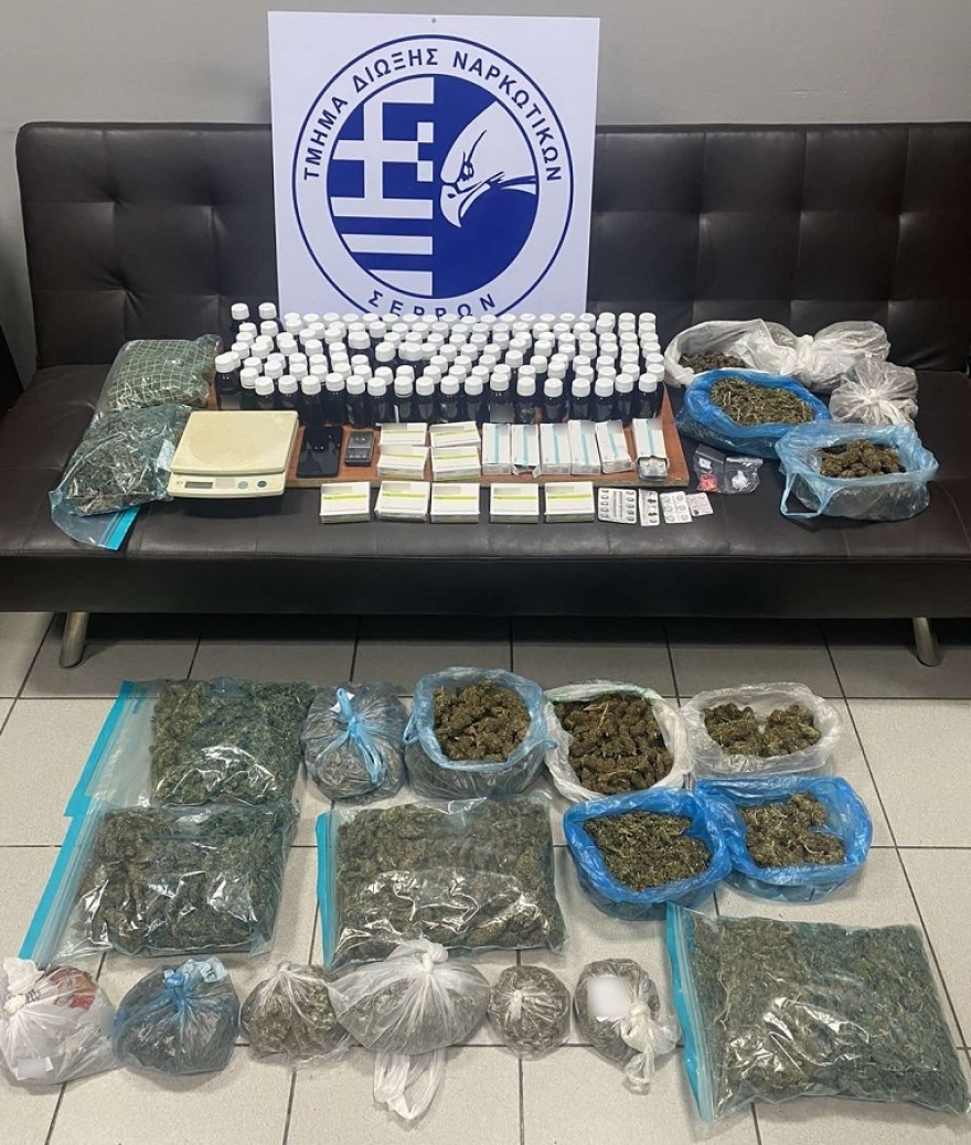 Θεσσαλονίκη: Δείτε βίντεο με τον «Άτλαντα» να ξεθάβει ναρκωτικά κρυμμένα σε βαρέλι 