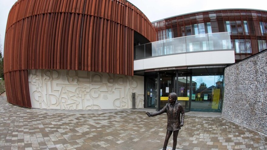 Άγαλμα αφιερωμένο στη Γκρέτα Τούνμπεργκ προκάλεσε αντιδράσεις σε πανεπιστήμιο της Αγγλίας