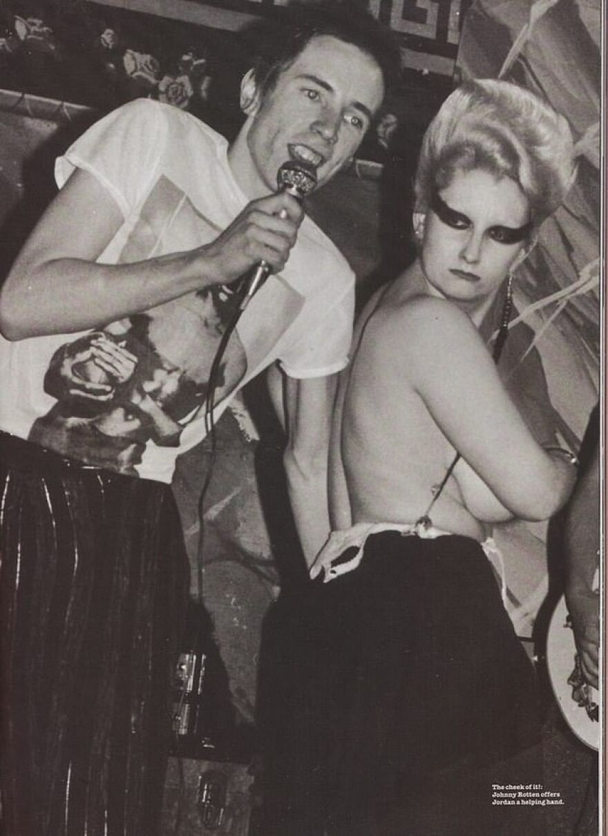 Μέισι Γουίλιαμς: Η «Άρια Σταρκ» αγνώριστη ως «πανκ είδωλο» Τζόρνταν με αποκαλυπτικό σύνολο