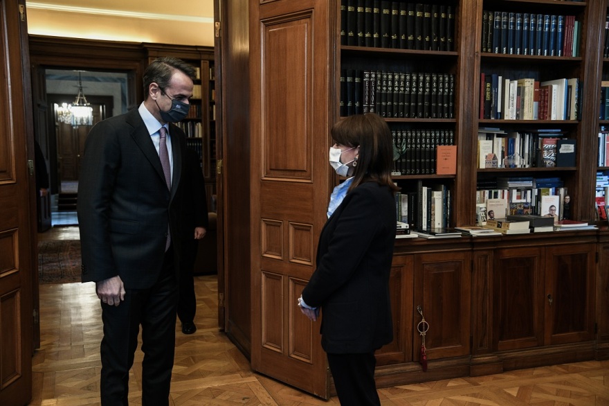 Μητσοτάκης σε Σακελλαροπούλου: Το ΕΣΥ αντέχει - Περιμένουμε τις εισηγήσεις των ειδικών για τα μέτρα