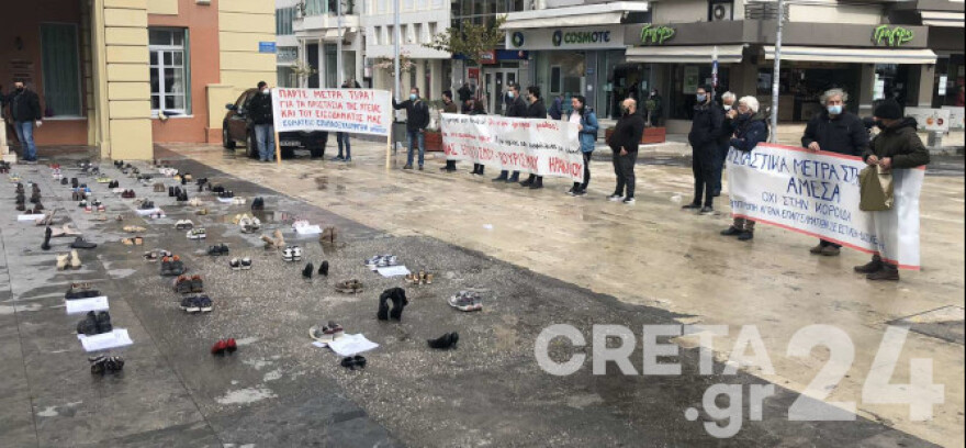 Πρωτότυπη διαμαρτυρία στην Κρήτη: «Πλημμύρισε» παπούτσια η πλατεία «Ελευθερίας» στο Ηράκλειο