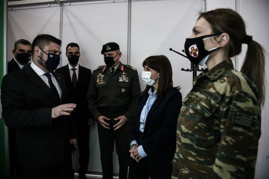 Στο εμβολιαστικό κέντρο του Ελληνικού η Κατερίνα Σακελλαροπούλου