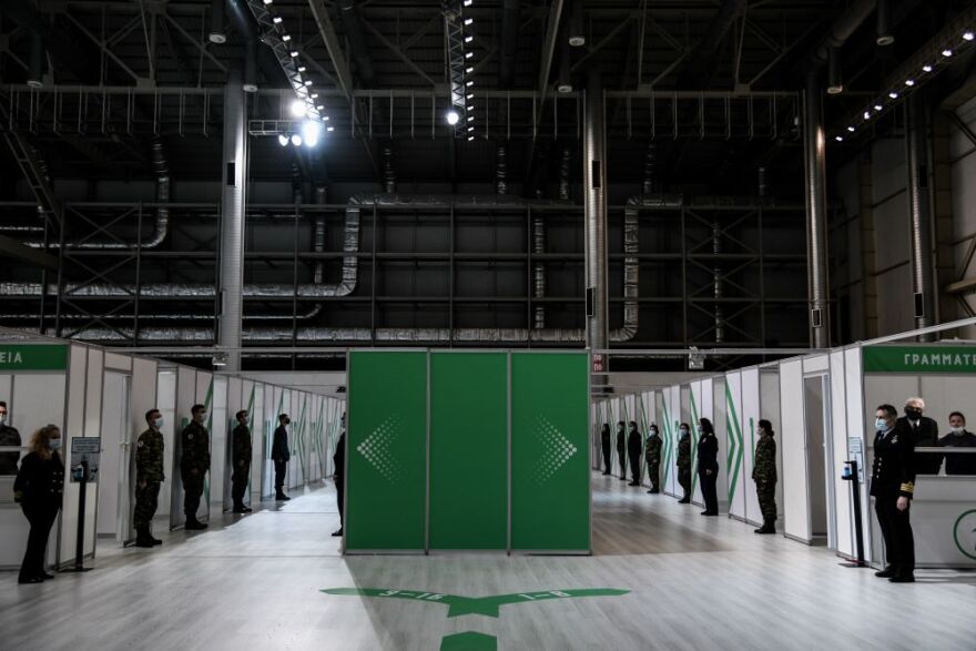 Στο εμβολιαστικό κέντρο του Ελληνικού η Κατερίνα Σακελλαροπούλου