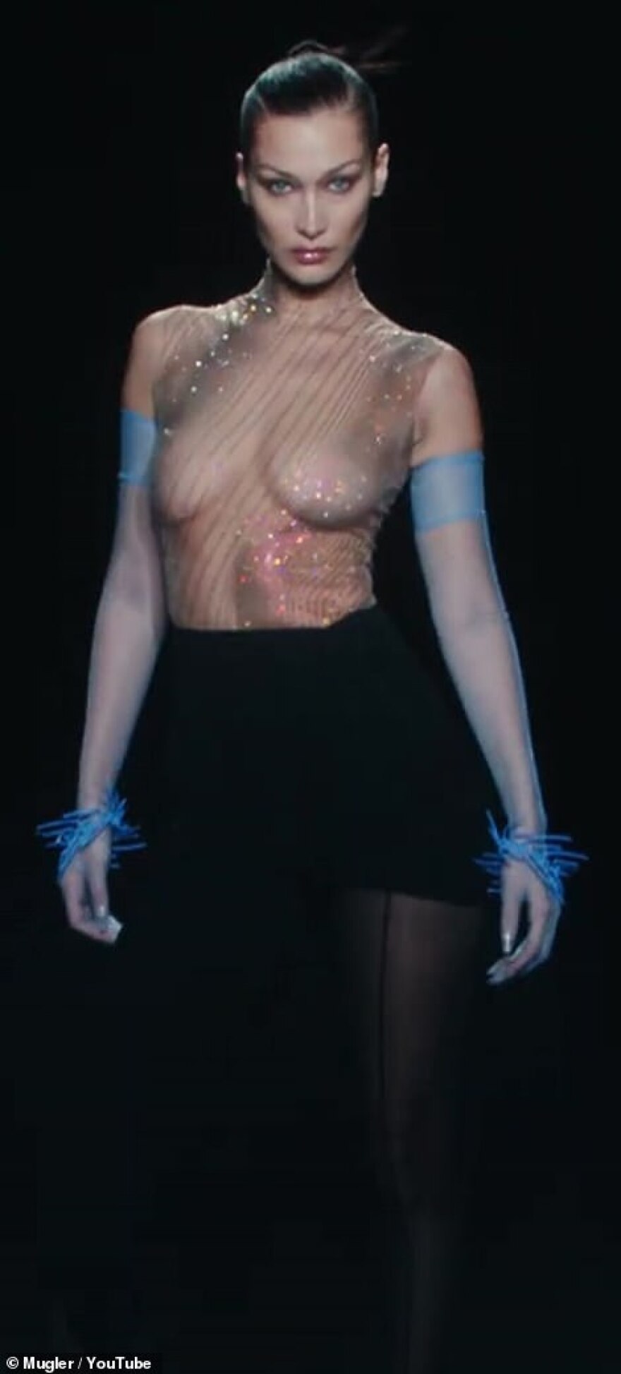 Μπέλα Χαντίντ: Τόπλες πασαρέλα και ακροβατικά για το show του Mugler 