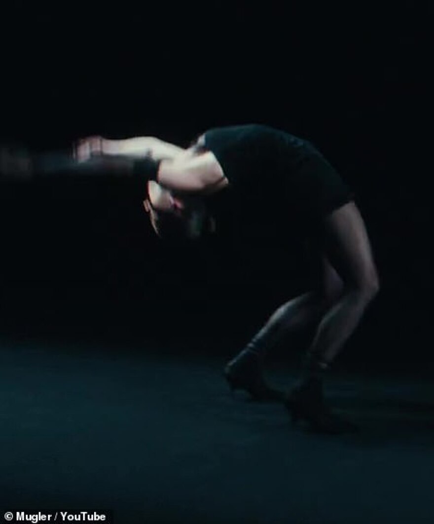 Μπέλα Χαντίντ: Τόπλες πασαρέλα και ακροβατικά για το show του Mugler 