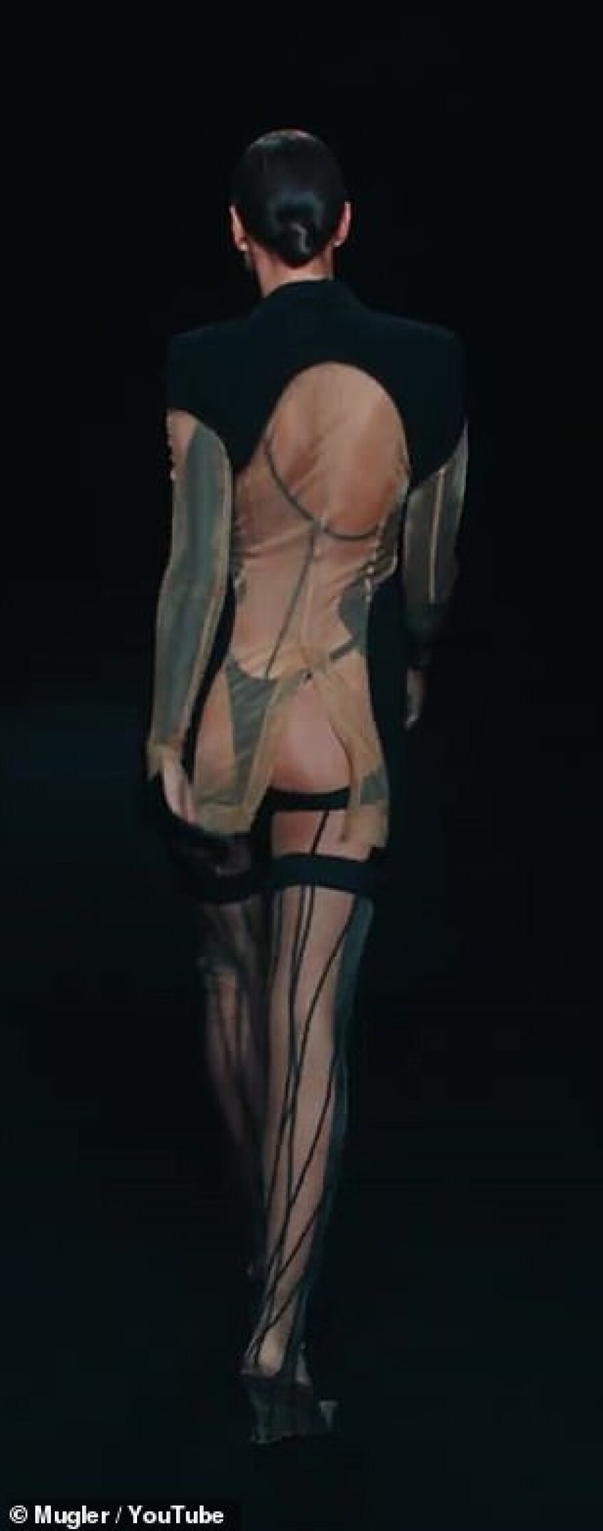 Μπέλα Χαντίντ: Τόπλες πασαρέλα και ακροβατικά για το show του Mugler 