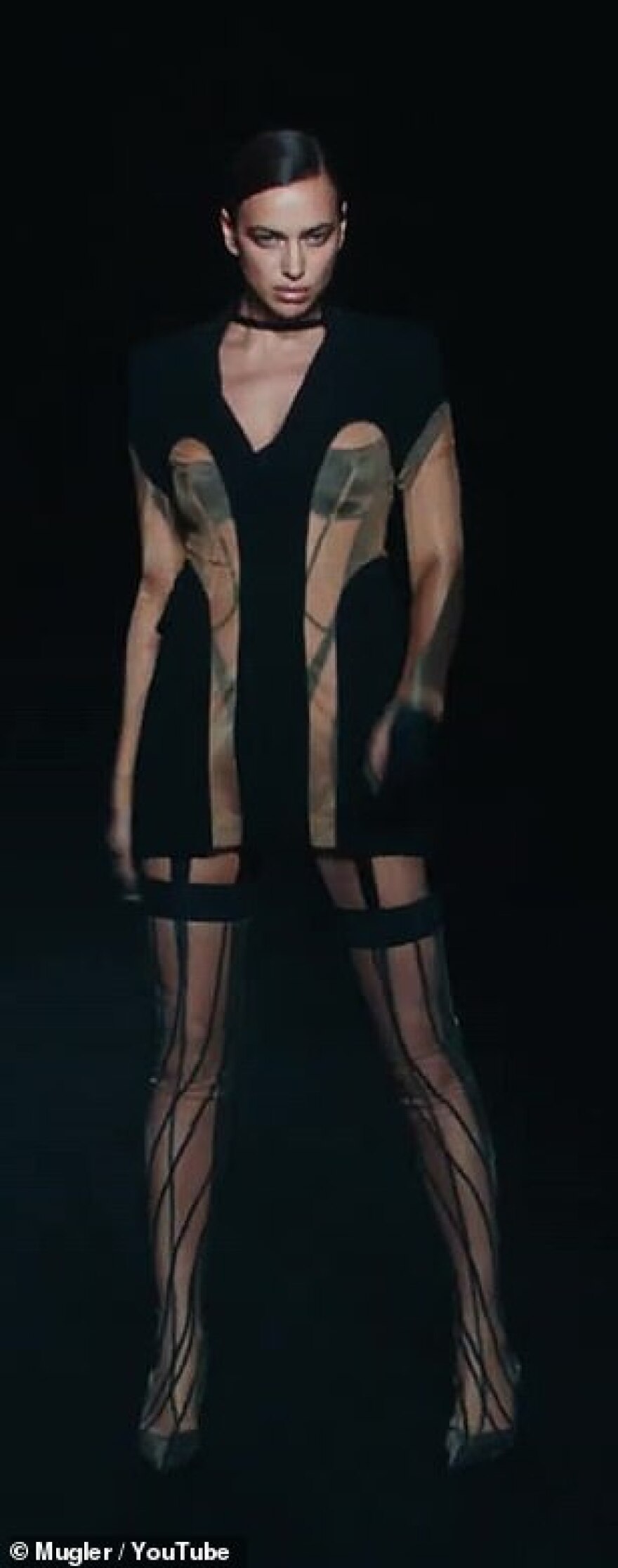Μπέλα Χαντίντ: Τόπλες πασαρέλα και ακροβατικά για το show του Mugler 