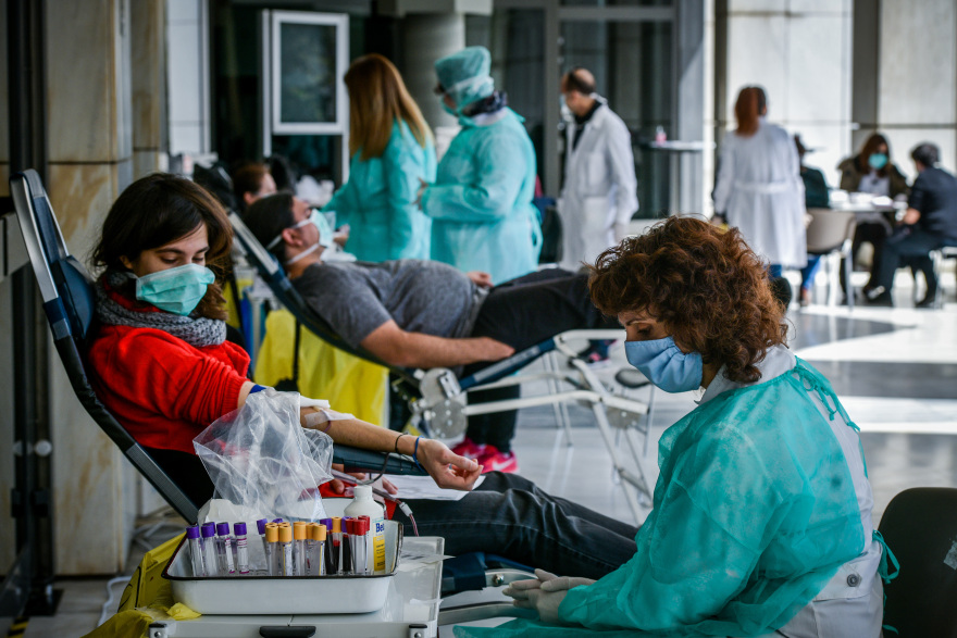 Απόλυτη ασφυξία στα νοσοκομεία - Ρεκόρ στις εισαγωγές - Ελπίδες από self test και εμβολιασμούς 