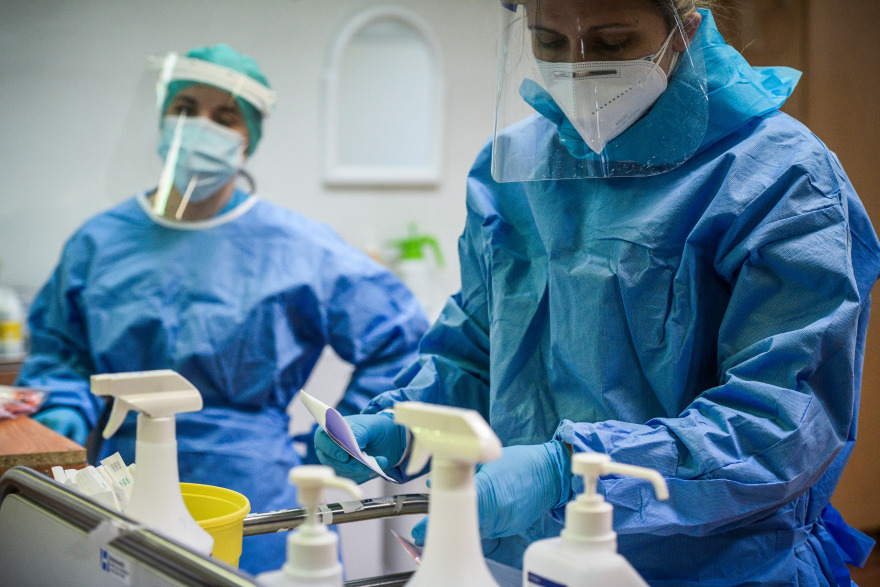 Απόλυτη ασφυξία στα νοσοκομεία - Ρεκόρ στις εισαγωγές - Ελπίδες από self test και εμβολιασμούς 