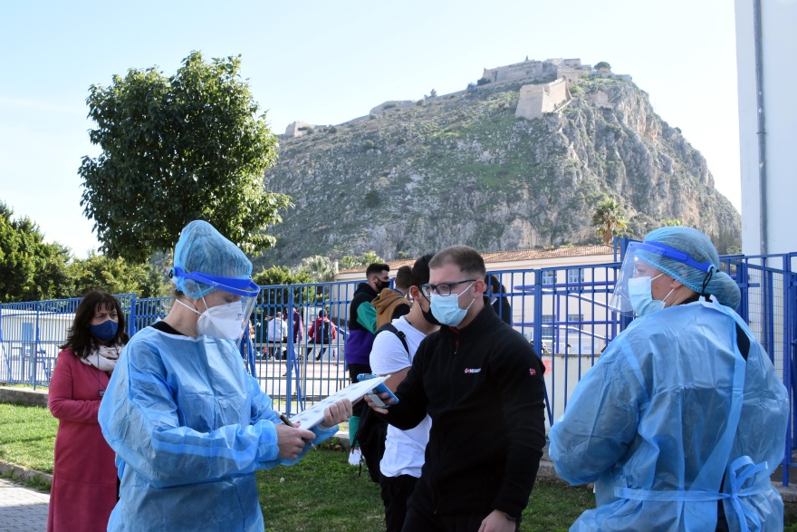 Σχολεία: Πότε ανοίγουν λύκεια, γυμνάσια, δημοτικά - Κάθε Δευτέρα τα self test